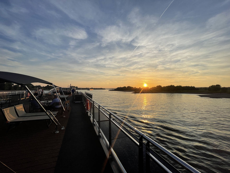 Sonnenuntergang auf dem Rhein mit MS VIVA ONE