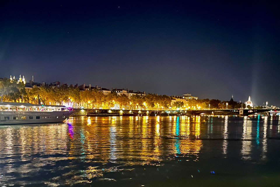 Lyon am Abend mit der BIJOU DU RHÔNE