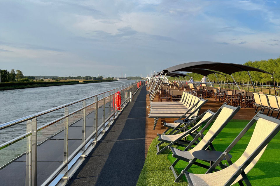 MS VIVA ONE Sonnendeck