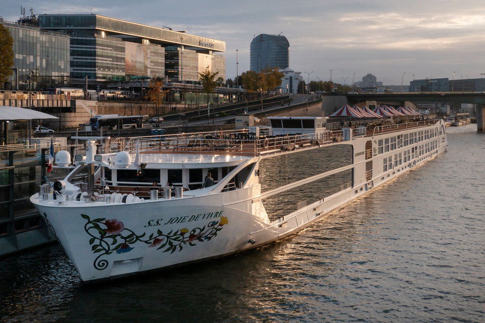 SS Joie de Vivre in Paris