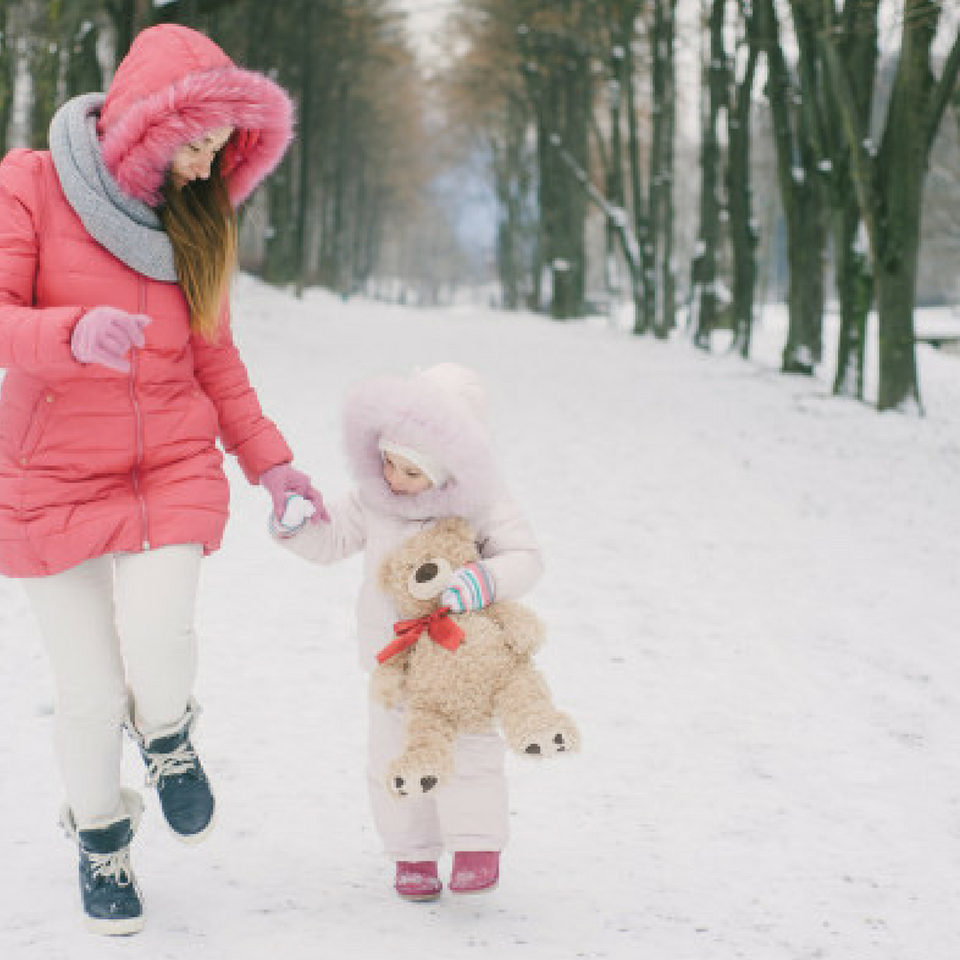 19 января дети. Играют в снег любовь.