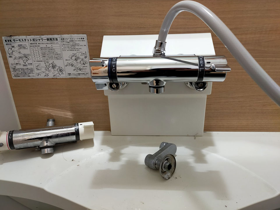 交換完了、ネジ込み部分が若干劣化していたため、念のため、シールテープに加え液体シール剤も加えて締め付けいたしました。
