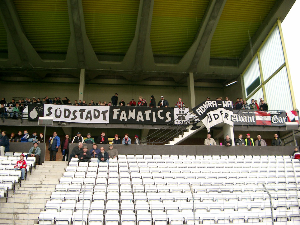 Ein Bild vom Heimspiel gegen SW Bregenz, witterungsbedingt mussten wir auf die Haupttribüne ausweichen. Die Fraktion Oberbayern schon unter unserem Transparent zu sehen