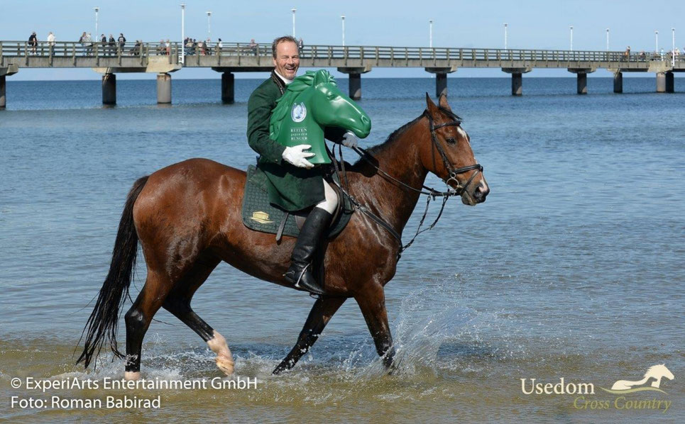 Torsino kann mit seinen hochwertigen Wohn-Accessoires nicht nur Vereinsfans begeistern, sondern nun auch Pferdefreunde. Mit dem Welthungerhilfe-Torsino wurde der Spirit der Veranstaltung auf ganz besondere Weise festgehalten. Foto: Roman Babirad