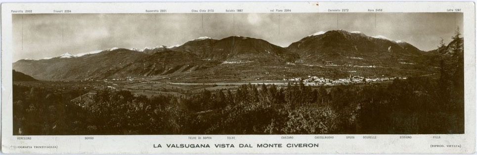 "La Valsugana vista dal Monte Civeron". Gelatinesilberabzug 9,7 x 29,8 cm; Impressum: Fotografia Trintinaglia, Borgo Valsugana 1913. Inv.-Nr. vuPANgs00001