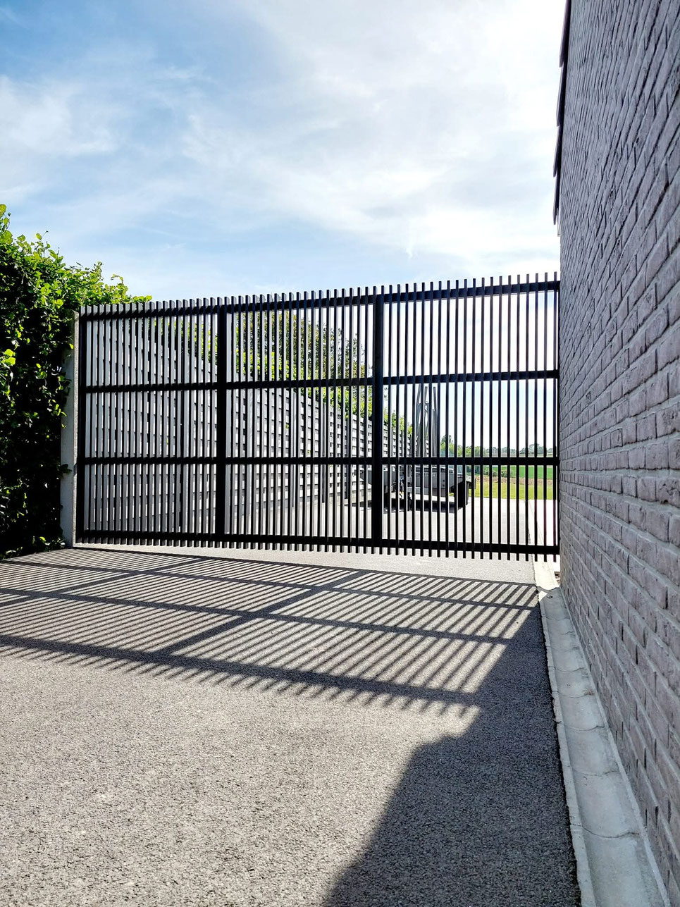 Draaipoort met aluminium open bekleding