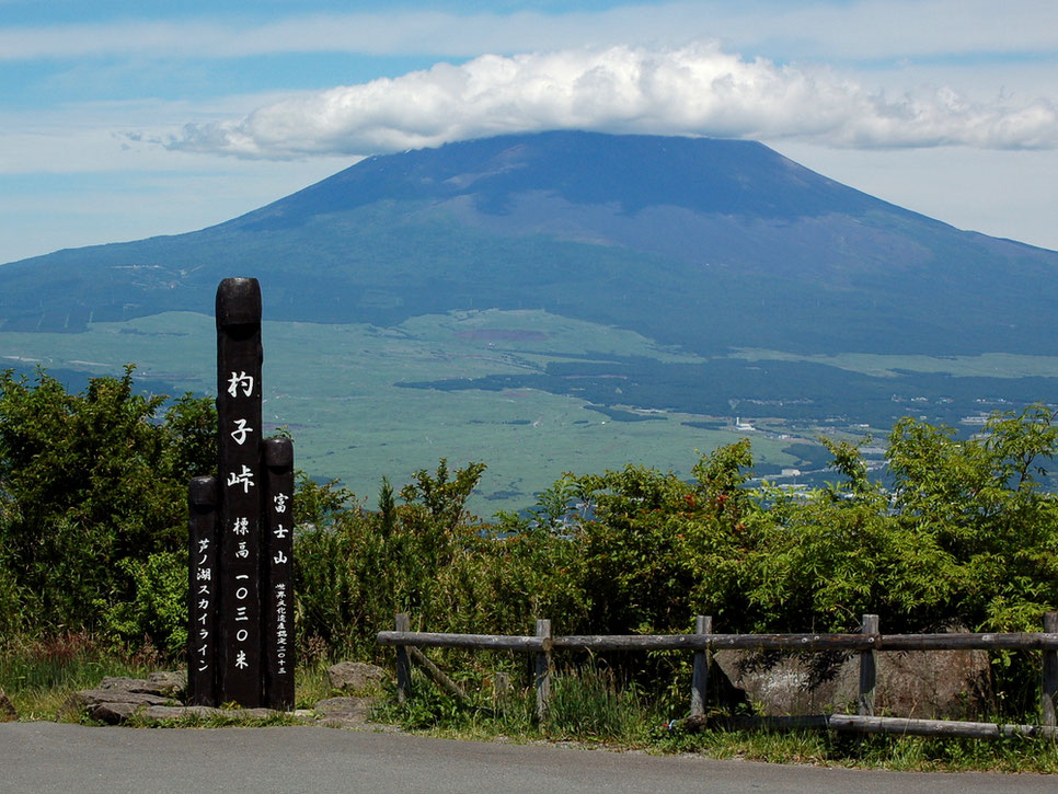 富士山を望む杓子峠は、芦ノ湖スカイラインの絶景ポイントのひとつ