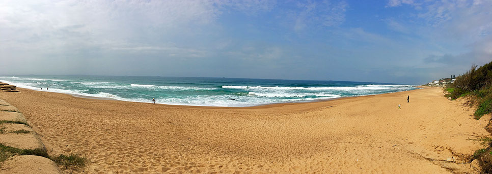 Der lange und breite Strand von Umdloti Beach nördlich von Durban am Indischen Ozean.