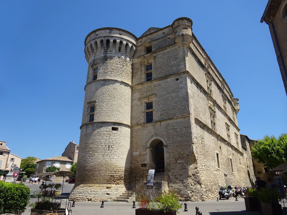 Le château Renaissance de Gordes qui accueille l'office de tourisme et un musée de peinture
