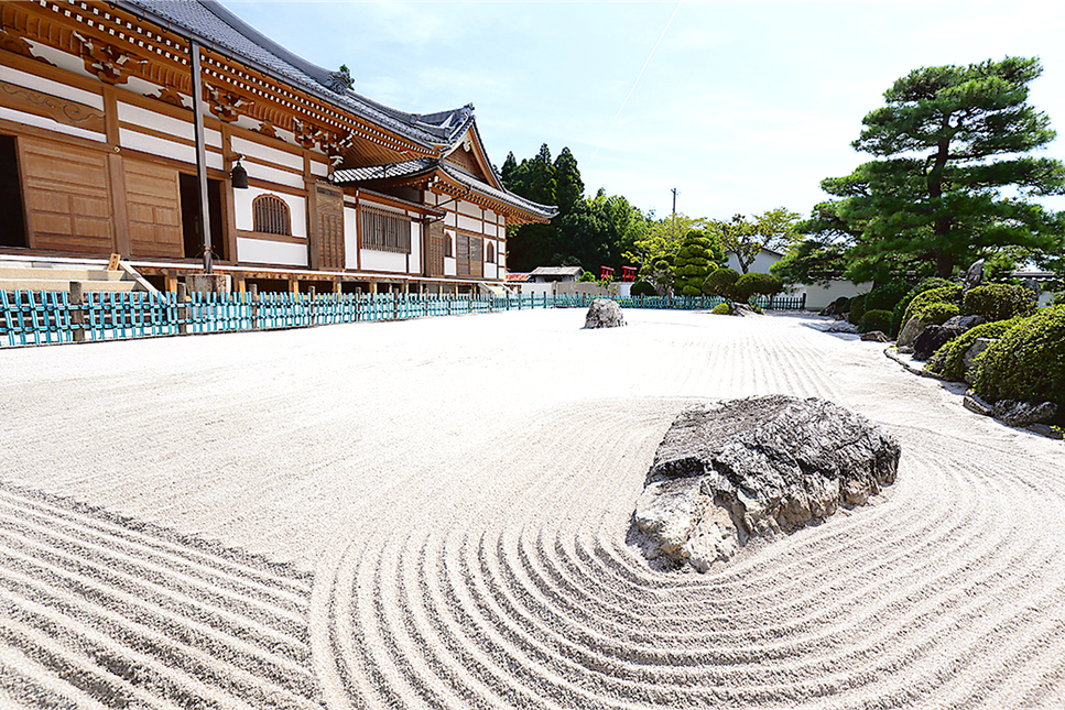 愚溪寺（ぐけいじ）の「臥龍石庭（がりゅう せきてい）」　※枯山水の龍安寺「方丈庭園」の原型とも言われています。（岐阜県可児郡御嵩町中２６３５−１）