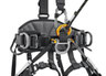 Die ventrale Befestigungsöse des Petzl AVAO FAST incl. eines Ring Open und eines darin installierten Verbindungsmittels