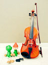 さいたま市見沼区にある「あらかわ音楽教室 七里スタジオ」内にあるこども用分数バイオリンと、木でできた人形。