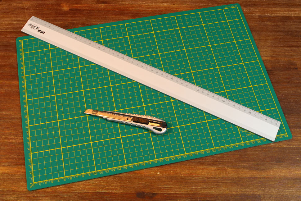 Selbstheilende Schneidunterlage, Cuttermesser aus Metall und Aluminiumlineal in 50cm Länge
