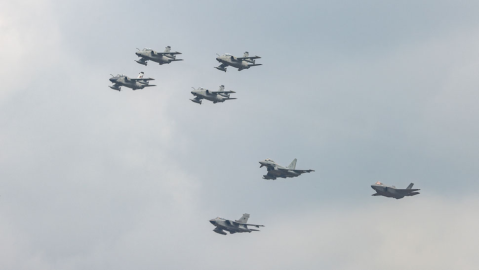 Vier AMX in Formation mit den anderen drei in Italien verwendeten Flugzeugtypen; Tornado, Eurofighter und Lightning II.