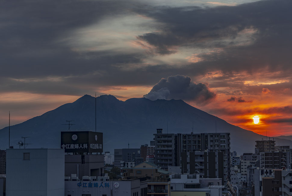Aus der Lobby unseres Hotels konnte man den Sakurajima beim Sonnenaufgang sehen.