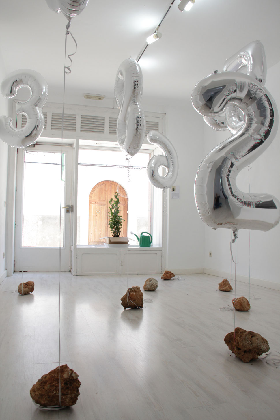 1 | Instalación con globos de helio y piedras | 99 D.D.