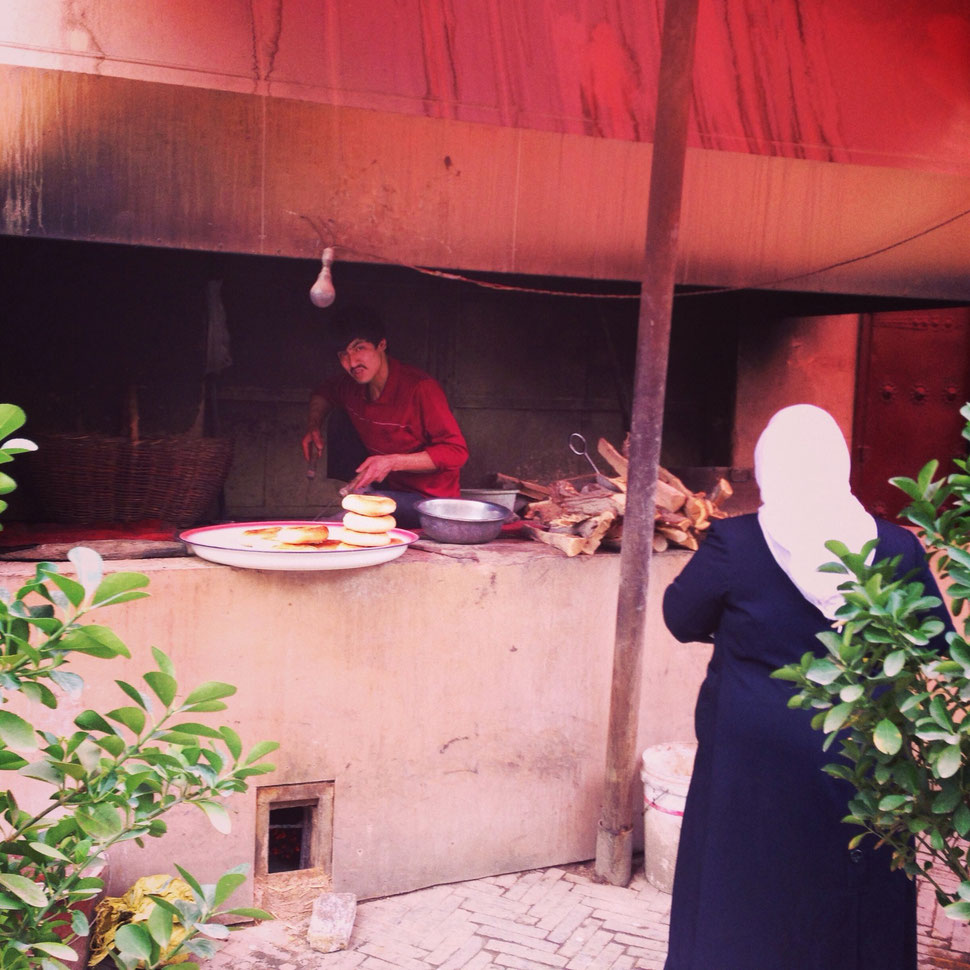 The chef baked nan at the front of the shop.