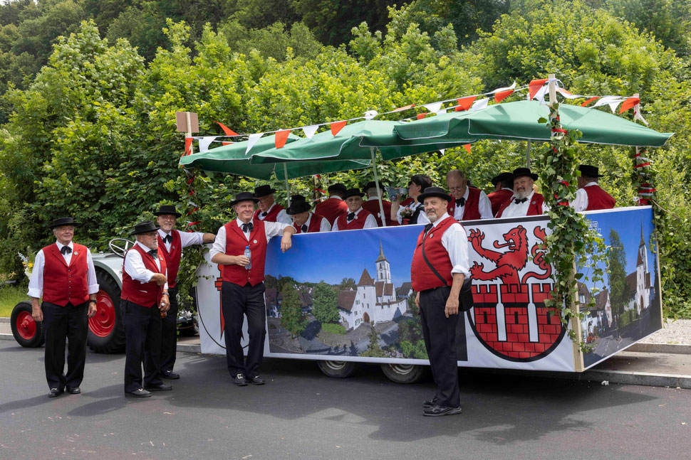 Der Jodlerklub Muttenz am Warten auf den Start des Umzuges, anlässlich des NWS- Jodlerfest in Reigoldswil 