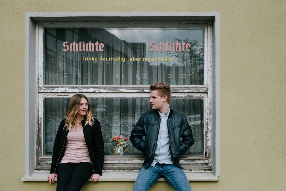 Paarshooting mit Sina und Malte in Schöningen, Fenster, Schlichte, Trinke ihn mäßig aber regelmäßig, Hochzeitsfotograf Thomas Sasse aus Magdeburg