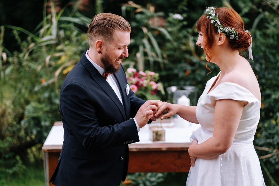 Hannover Hochzeit, Hochzeitsfotograf Thomas Sasse, Natürliche Reportagen Magdeburg, Hof Wietfeldt, Ringtausch Brautpaar