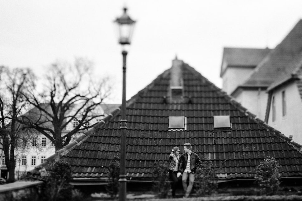 Paarshooting mit Sina und Malte in Schöningen auf dem Dach, Hochzeitsfotograf Thomas Sasse aus Magdeburg