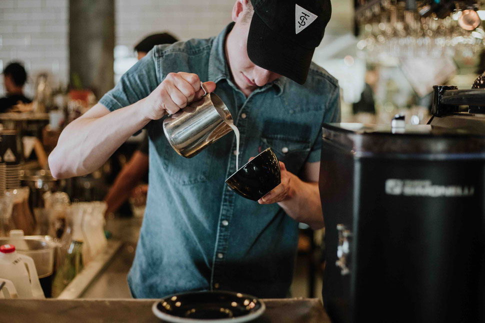 Hochkonzentrierter Barista bei der Arbeit