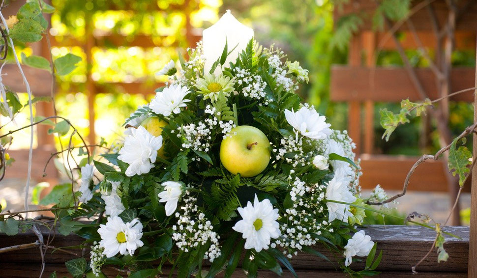 weißer Blumenschmuck bei Trauung im Freien