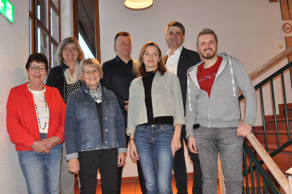 Der Vorstand: Vorsitzender Klaus Graf (Mitte), zweiter Vorsitzender Ralph Rautenberg (rechts), Kassiererin Elvira Breier (3.v.re.) und Schriftführerin Sabine Buß (links). Mit Bürgermeister Michael Kraus (2.v.re) und den Kassenprüferinnen.