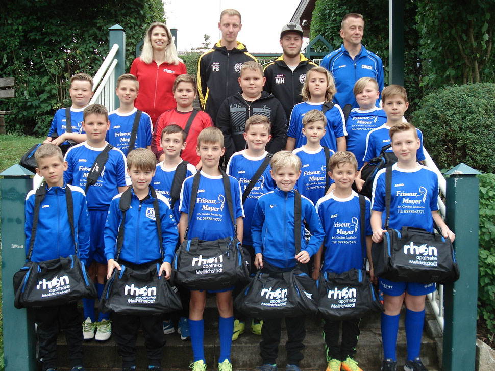 Die U9 (oben) und die U11 zusammen mitt den Sponsoren und den Mannschaftsbetreuern. Fotos: TSV
