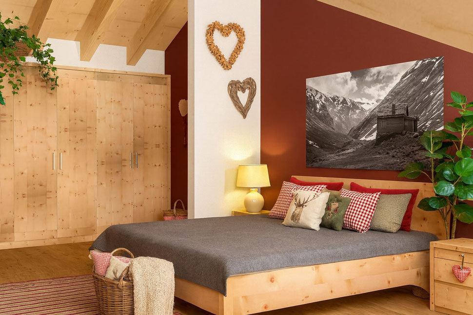 Bild: Zirbenholz-Schlafzimmer