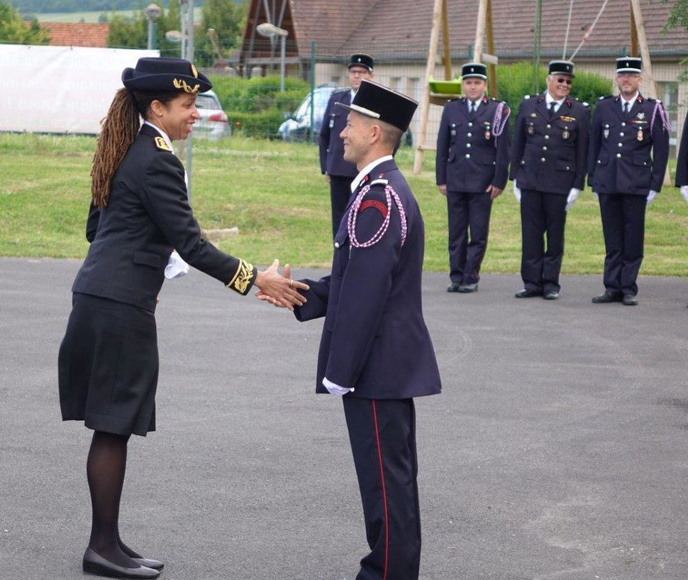 Natalie William était venue saluer, le 7 juin 2019, le nouveau commandant du Centre de secours et d'incendie de Trélou-sur-Marne.