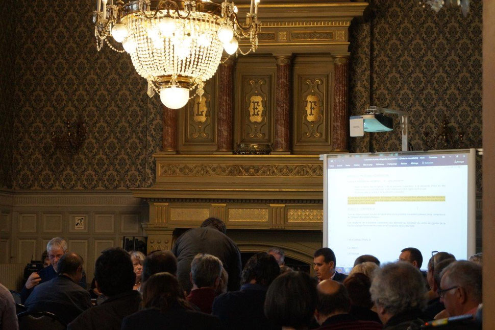 Hotel de Ville de Château-Thierry. Mardi 9 mai, les élus de la CARCT siègent dans le salon de la Légion d'Honneur.