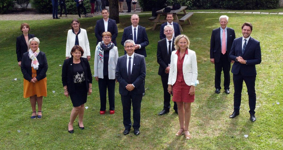 Nicolas Fricoteaux (au premier plan, au centre) accompagné des douze vice-présidents.