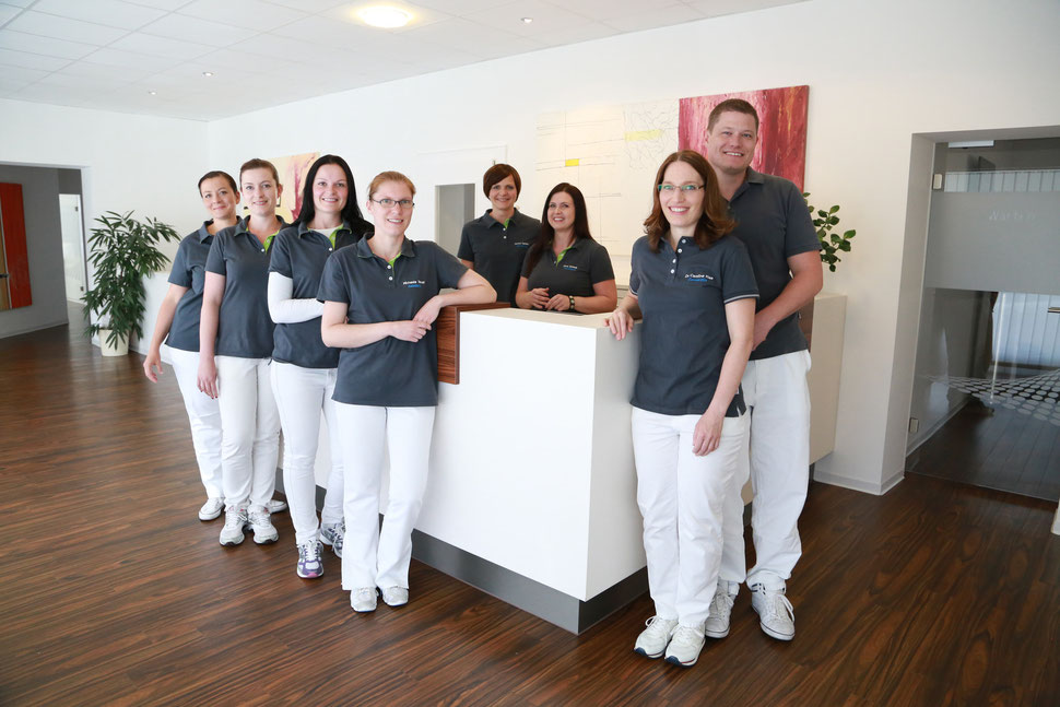 Das Praxis-Team der Zahnarztpraxis Henneberger in Aschaffenburg freut sich auf Ihren Besuch (© Stefan Mahler)