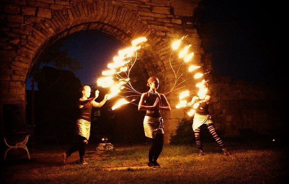 Feuershow Mainz ist in langjähriger Entwicklung und Vorbereitung entstanden. Die einzelnen Showelemente sind präzise mit der Musik abgestimmt und garantieren eine ausgefallenen und ausgefeilte Choreographie der Spitzenklasse die seines gleichen sucht.