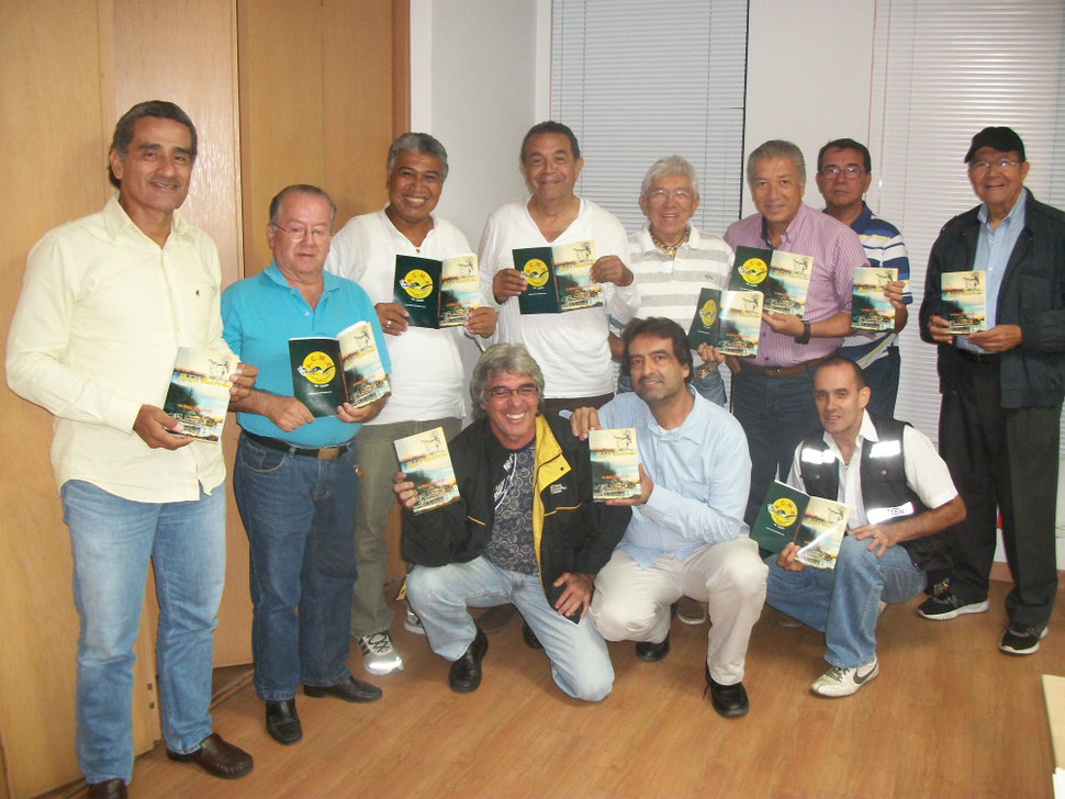 Integrantes de ACME, exhibiendo orgullosos el nuevo libro de Arnold Tejeda, reunión efectuada el martes 12 de julio de 2016.