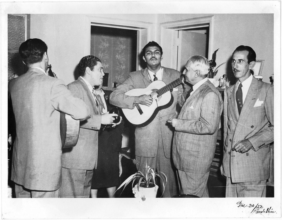 Los Romanceros: De Izq. a Der. Jorge Valle, Alberto González y Enrique Aguilar, junto al Presidente Mariano Ospina Pérez - 1952.
