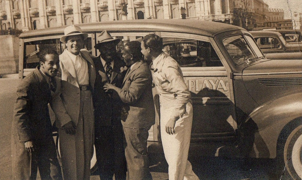 Cascarita, Miguelito Valdés, Bola de Nieve y Facundo Rivero, junto al vehículo de la Orquesta Casino de la Playa.
