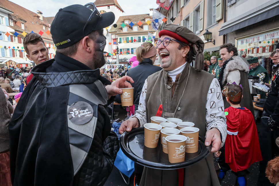 Sonneschii Setschi Päuli sorgt für das Wohl der Erwachsenen (Tee+18)