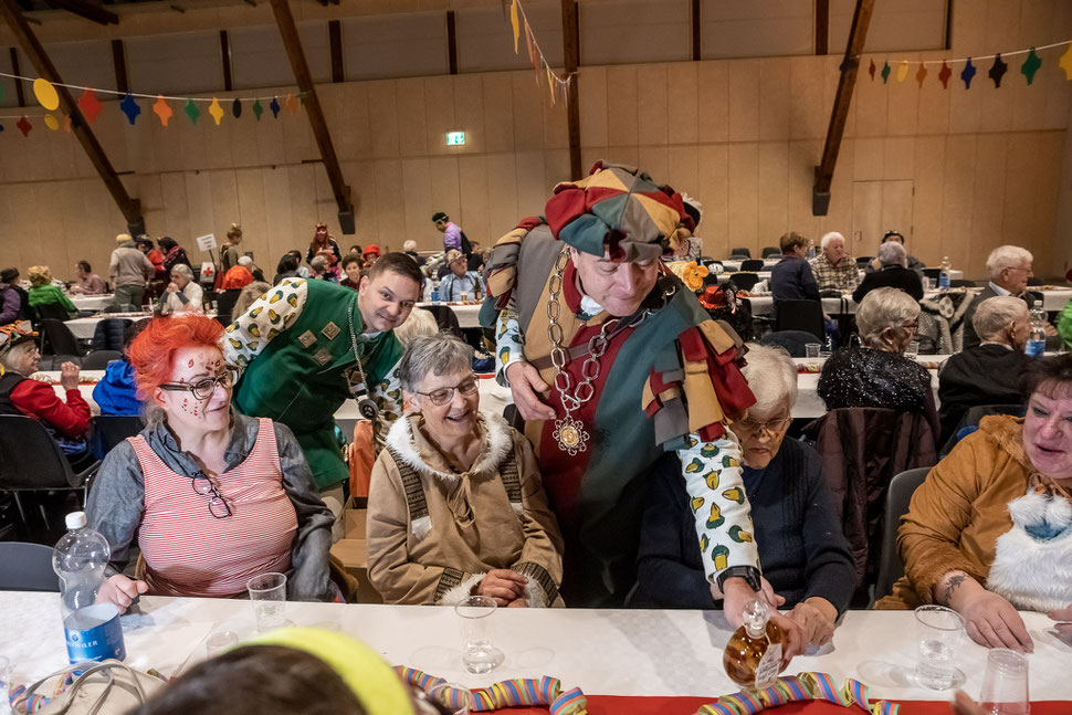 Zunftmeister Rainer Thüer verteilt flüssige Andenken.