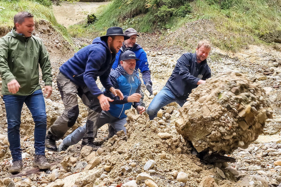 Das immerwährende Los der Enzilochmannen scheint Freude zu bereiten: starke Männer stossen Steinbrocken die steilen Flanken hoch, die aber immer wieder unter lautem Krachen zu Tale donnern.