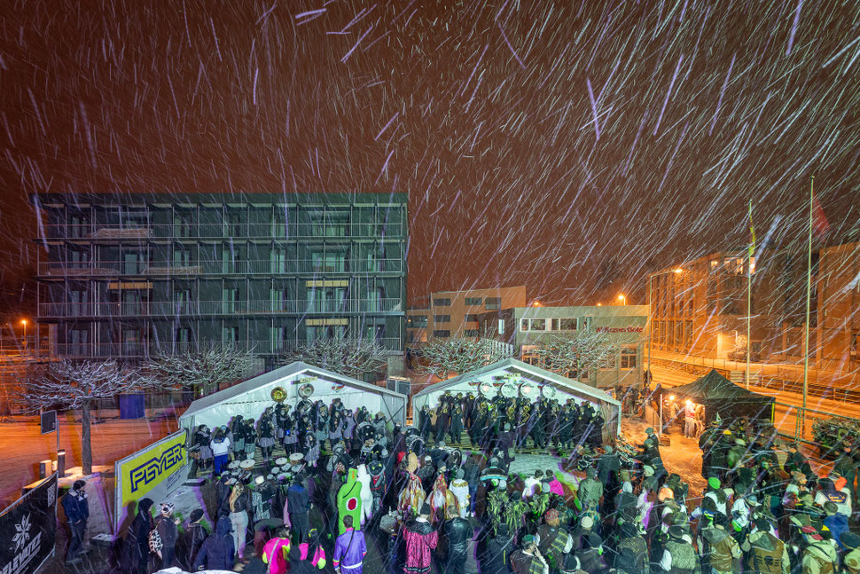 Farbenfrohes und lautes Guuggertreffen der Schlössliruugger im Schneegestöber