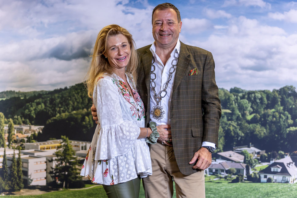 Wie im siebten Himmel: Anita Scherer mit ihrem Bald-Ehemann Rainer Thüer.