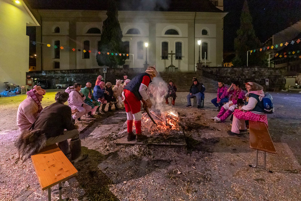 Vor Mitternacht treffen sich die Napfrugger ein letztes Mal am Fasnachtsfeuer zum Servelat-Brötle