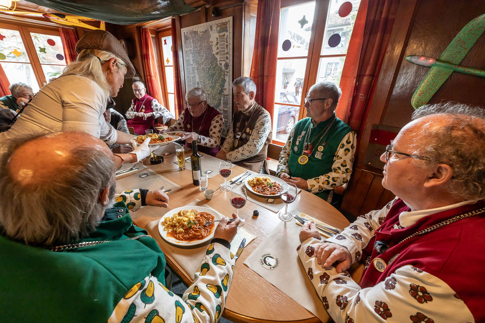 Die Altherren geniessen Kutteln mit Rösti im Traditionslokal Tübeli