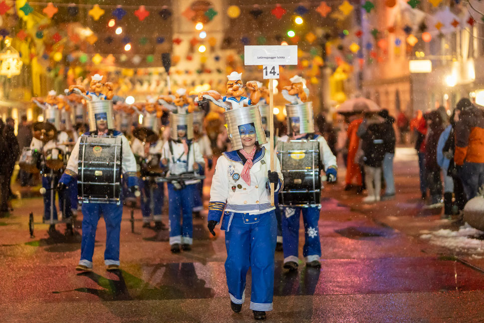 Farbenfrohes und lautes Guuggertreffen der Schlössliruugger im Schneegestöber