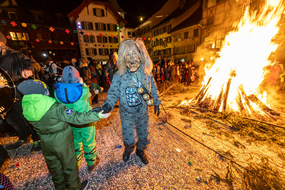 Die bluttgerupften Enzilochmannen tanzen befreit um das Fasnachtsfeuer