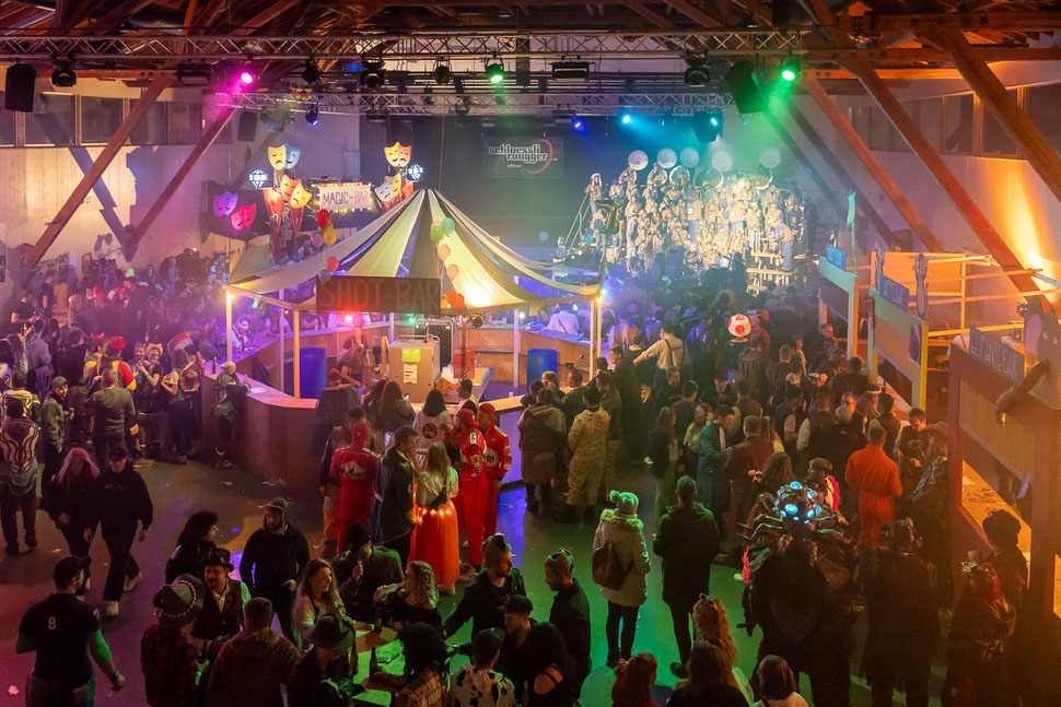 Guuggertreffen der Schlössliruugger Willisau mit 17 Guuggenmusigen in der Festhalle