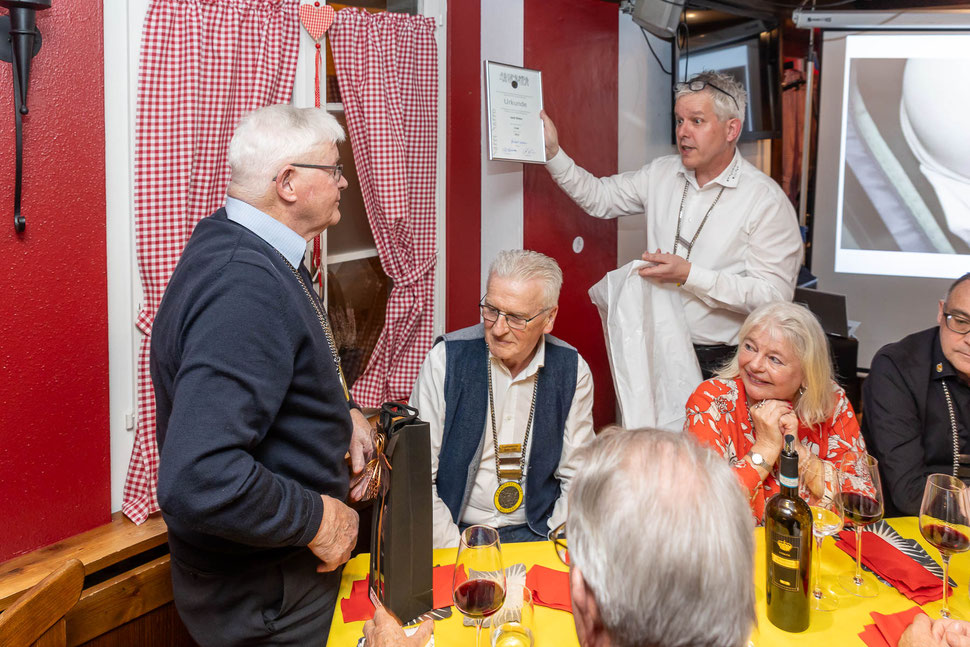 Präsident Franz "Fräs" Gehrig ehrt Dölf Bühler für unglaubliche 60 Jahre Mitgliedschaft in der Zunft!