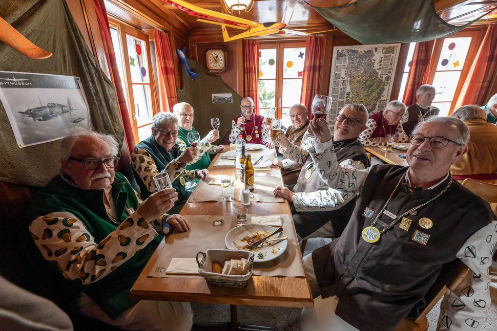 Ein Prosit auf die Fasnacht 2024: farblich exquisit ausgewählte Herrenrunde...